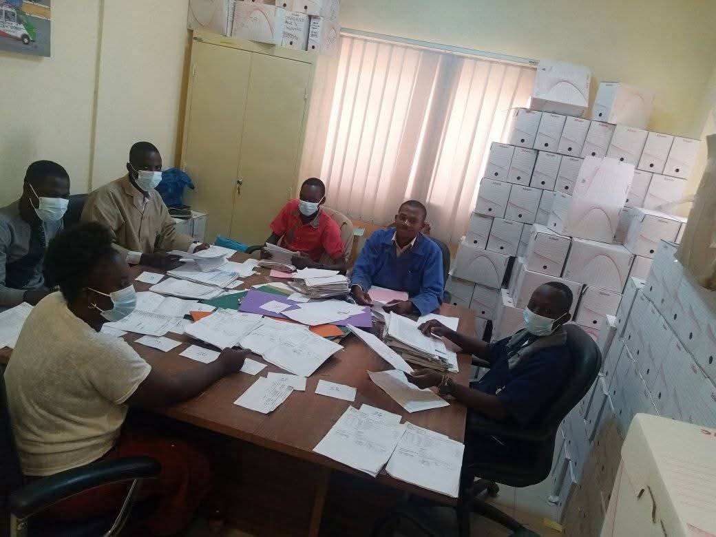 Consultant archiviste au poste de travail